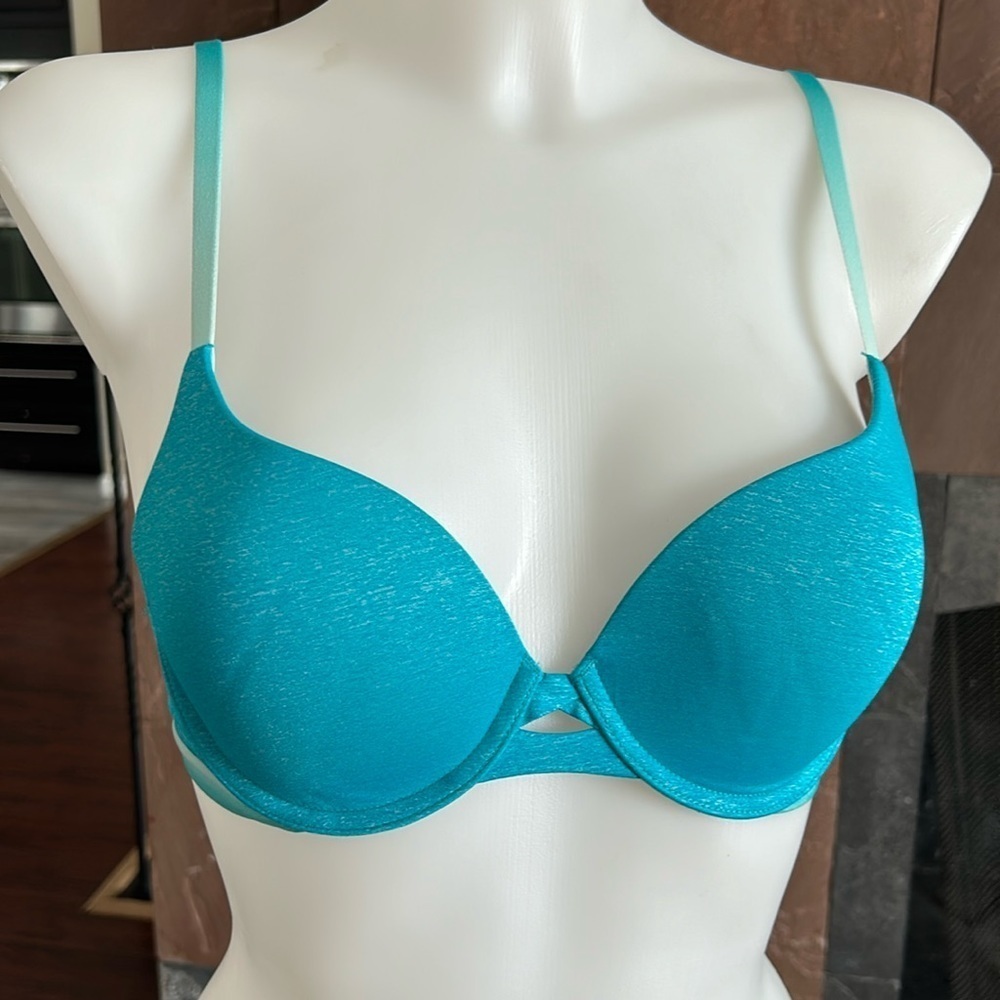 Victoria’s Secret VS women’s padded, underwire bra size 32C